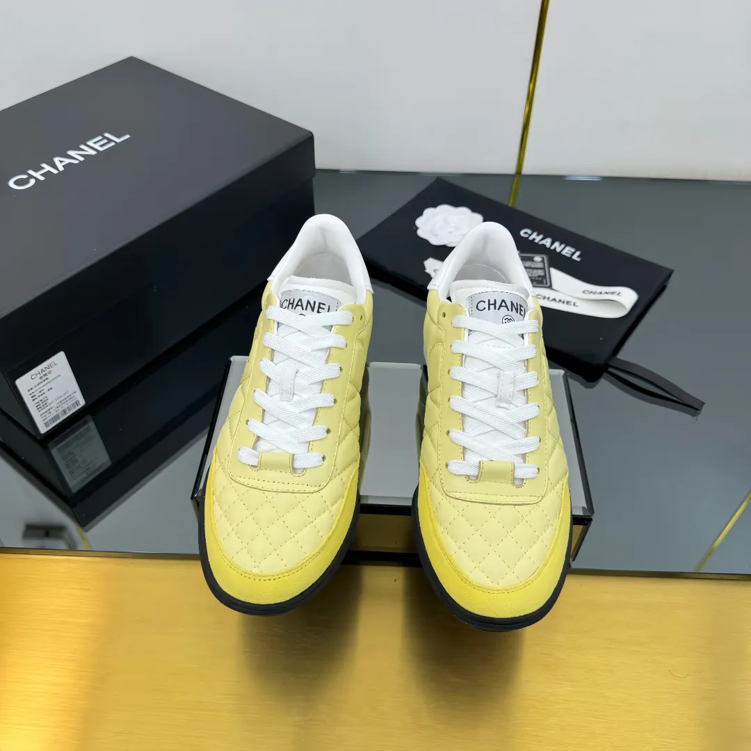 👟👟Ex-factory price 600👟👟 Top version Chanel Chanel - 2025 counter top casual sports shoes. This classic design; the upper is electro-embroidered with a variety of techniques; the outsole is fashionable and sporty; it is extraordinary and incorporates a variety of color matching elements... The diversified mix and match is very beautiful and versatile, and can be used for leisure, fashion, sports and outdoor... ꫛꫀꪝ Go➫ Material: ❶Upper is made of: original imported mercerized velvet + double-layer breathable mesh ❷Inside is made of: original imported breathable mesh ❸Outsole is based on: original TPU combination outsole Counter boutique packaging complete set for women 35–41 👉